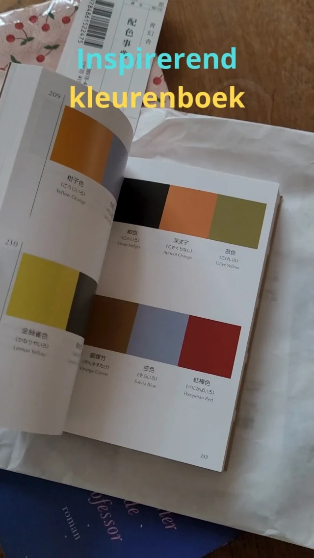 Kleuren combineren: soms makkelijker gezegd dan gedaan… Maar met dit Japanse kleurenboekje wordt het ineens een stuk leuker én verrassender!

‘A Dictionary of Color Combinations’ van Sanzo Wada staat vol met prachtige, onverwachte kleurencombinaties die je zelf waarschijnlijk nooit had bedacht.
Perfect voor als je wel wat kleurinspiratie kunt gebruiken voor je projecten – van boekbinden tot dozen maken, illustreren…

Te koop in museumwinkels en sommige boekhandels.

Ken jij dit boek al? Of heb je zelf een favoriete bron voor kleurinspiratie?

#kleurencombinaties
#kleurinspiratie
#kleurentheorie
#kleurenkiezen
#dozenmaken
#workshopdozenmaken
#boekbinden
#japansboekbinden
#workshopjapansboekbinden
#workshopmetpapier
#sierpapier
#boekbinderij
#dozenmakerij
#handgemaakteboeken
#inopdrachtgemaakt
#opmaatgemaakt
#handwerk
#ambachtelijkwerk
#handgemaaktedozen
#dozenenboeken
#workshopboekbinden
#notitieboekjes
#handgemaaktedoos
#handgemaaktboek
#papieratelier