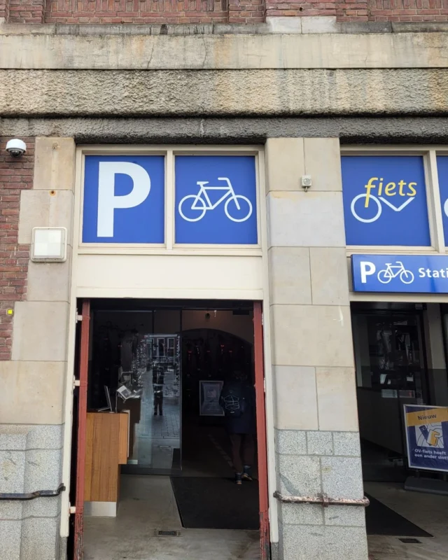 Wat een leuk toeval: op deze eerste paasdag is het de beurt aan de letter P van mijn alfabetuitdaging!

Tijdens mijn zoektocht vond ik een P bij een overdekte fietsenstalling. Bij een kerkelijke instelling trof ik een sierlijke P die verweven is met een X — een religieus symbool dat vaak wordt gebruikt in de christelijke traditie.
En natuurlijk kwamen er ook twee P’s voorbij in reclames: eentje buiten op straat, de ander in een tijdschrift.
Maar de P van Pasen… die heb ik helaas nergens gespot.

Volgende week is de Q aan de beurt. Geen makkelijke letter — heb jij misschien al een idee of suggestie voor een Q in het wild?

#typografie
#letterkunst
#alfabetuitdaging
#letterjacht
#lettersspotten
#lettersinhetwild
#ambacht
#handgemaakt
#opmaat
#dozenmaken
#papieratelier
#dozenmakerij
#opmaatgemaakt
#handwerk
#ambachtelijkwerk
#handgemaaktedozen
#workshopdozenmaken
#sierpapier
#boekbinden
#japansboekbinden
#workshopjapansboekbinden
#workshopmetpapier
#workshopboekbinden
#boekbinderij
#inopdrachtgemaakt
#handgemaaktboek
#handgemaakteboeken
#notitieboek
#papierliefhebbers