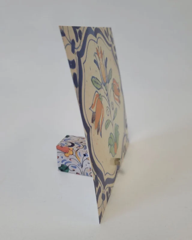 Hoe leuk is dit! Speciaal voor @museumhoutenhuis Museum In ’t Houten Huis in 𝗗𝗲 𝗥𝗶𝗷𝗽 maakte ik een kleine serie handgemaakte artikelen. Elk item is uniek en geïnspireerd op prachtige tegelpatronen:

𝗡𝗼𝘁𝗶𝘁𝗶𝗲𝗯𝗼𝗲𝗸𝗷𝗲𝘀— bekleed met papier met tegeldesign, een enkele is afgewerkt met een handig elastiek om het mooi gesloten te houden.
𝗞𝗮𝗮𝗿𝘁𝗵𝗼𝘂𝗱𝗲𝗿𝗺𝗮𝗴𝗻𝗲𝘁𝗲𝗻 — mijn persoonlijke favoriet! Perfect om een mooie kaart of klein kunstwerkje in het zicht te zetten.
𝗩𝗶𝗲𝗿𝗸𝗮𝗻𝘁𝗲 𝗲𝗻𝘃𝗲𝗹𝗼𝗽𝗽𝗲𝗻 — speciaal gevouwen en gedecoreerd met een ‘tegeltje’. Een klein detail dat het nét even bijzonder maakt.

Ben je in de buurt? Ga dan zeker even kijken bij ’t Houten Huis. Misschien neem je wel iets mee naar huis!

#museumwinkel
#tegels
#DeRijp
#drukkunst
#typografie
#dozenmaken
#papieratelier
#dozenmakerij
#opmaatgemaakt
#handwerk
#ambachtelijkwerk
#handgemaaktedozen
#handgemaaktedoos
#workshopdozenmaken
#sierpapier
#boekbinden
#japansboekbinden
#workshopjapansboekbinden
#workshopmetpapier
#workshopboekbinden
#boekbinderij
#inopdrachtgemaakt
#handgemaaktboek
#handgemaakteboeken
#dozenenboeken
#notitieboekjes
#papierliefhebbers