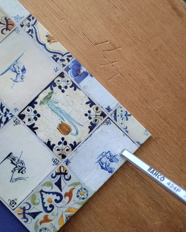 Wist je dat je met een beitel hele nette gleufjes kunt maken?
Ik gebruik dit handige gereedschap als ik een lintje of een stukje elastiek wil bevestigen door grijsbord. Altijd van de goede kant naar de achterkant duwen, zodat het bekledingsmateriaal – papier, linnen of iets anders – mooi naar binnen valt.

En natuurlijk leg ik een plankje onder het werk, zodat mijn tafel of snijmat intact blijft.
Ik heb beitels in verschillende breedtes, altijd handig voor een strak resultaat!

Hoe maak jij gleufjes voor lint of elastiek?

#gleufjesmaken
#tipmetdebeitel
#ambacht
#handgemaakt
#dozenmaken
#papieratelier
#dozenmakerij
#opmaatgemaakt
#handwerk
#ambachtelijkwerk
#handgemaaktedozen
#handgemaaktedoos
#workshopdozenmaken
#sierpapier
#boekbinden
#japansboekbinden
#workshopjapansboekbinden
#workshopmetpapier
#workshopboekbinden
#boekbinderij
#inopdrachtgemaakt
#handgemaaktboek
#handgemaakteboeken
#dozenenboeken
#notitieboek
#papierliefhebbers