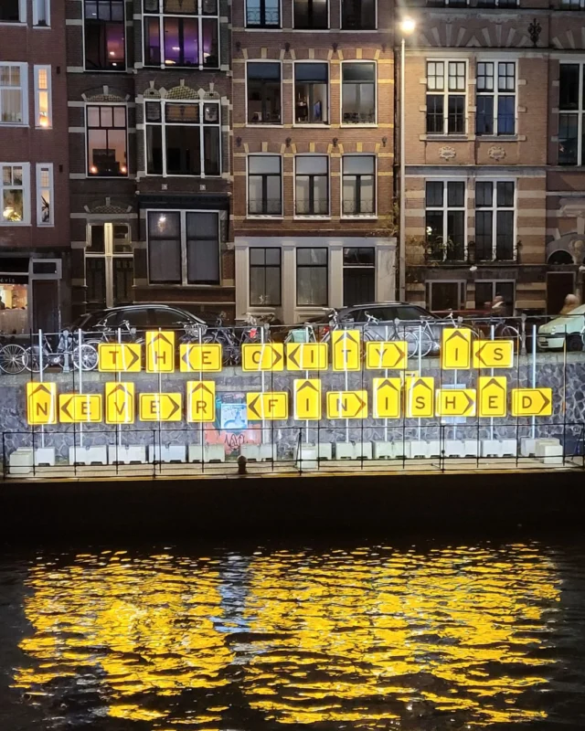 Rrrrr... Nee, ik heb het niet koud — het is gewoon tijd voor de R in mijn alfabetuitdaging! En dat was een hele uitdaging...

Begin dit jaar, tijdens het Amsterdam Light Festival, spotte ik een indrukwekkende lichtinstallatie vol letters — jawel, ook een mooie R zat er gelukkig tussen!

Op naar de S! Heb jij al een leuke suggestie voor de volgende letter?

#typografie
#letterkunst
#alfabetuitdaging
#ABCuitdaging
#lettersspotten
#lettersinhetwild
#ambacht
#handgemaakt
#opmaat
#dozenmaken
#papieratelier
#dozenmakerij
#opmaatgemaakt
#handwerk
#ambachtelijkwerk
#handgemaaktedozen
#workshopdozenmaken
#sierpapier
#boekbinden
#japansboekbinden
#workshopjapansboekbinden
#workshopmetpapier
#workshopboekbinden
#boekbinderij
#inopdrachtgemaakt
#handgemaaktboek
#handgemaakteboeken
#notitieboek
#papierliefhebbers
