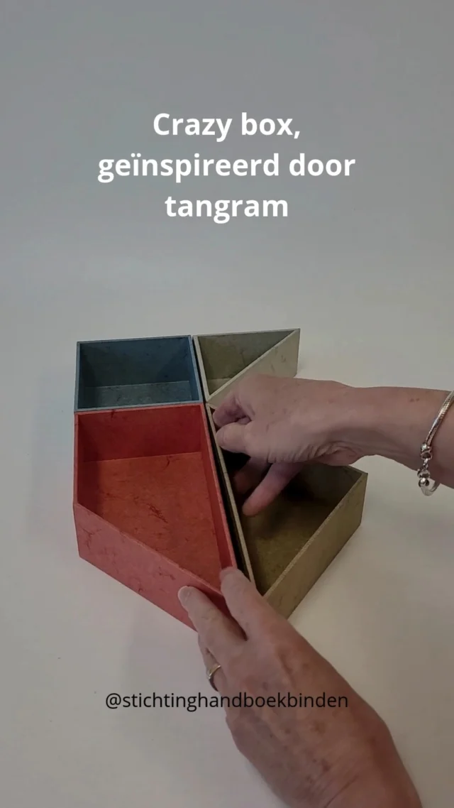 Ooit zo’n doos gezien? Maak kennis met mijn 𝗖𝗿𝗮𝘇𝘆 𝗕𝗼𝘅 — handgemaakt, speels en geïnspireerd op de tangram-puzzel.

Voor een challenge van de Stichting Handboekbinden ontwierp ik deze niet-alledaagse opbergdoos. Geen losse puzzelstukjes, maar vier slimme elementen die met elkaar verbonden zijn én verschillende vormen kunnen aannemen.

Een creatieve uitdaging met een verrassend resultaat!
Wat zou jij in deze Crazy Box bewaren?

#crazybox 
#tangraminspiratie
#bijzonderedoos
#sierpapier
#kennismakenmetboekbinden
#opmaat
#workshopjapansevouwdoos
#workshopdozenmaken
#boekbindlinnen
#inopdracht
#boekbinderij
#dozenmakerij
#handgemaakt
#boekbinden
#dozenmaken
#papieratelier
#workshop
#handwerk
#ambacht
#ambachtelijkwerk
#handgemaakt
#handgemaaktboek
#handgemaaktedoos