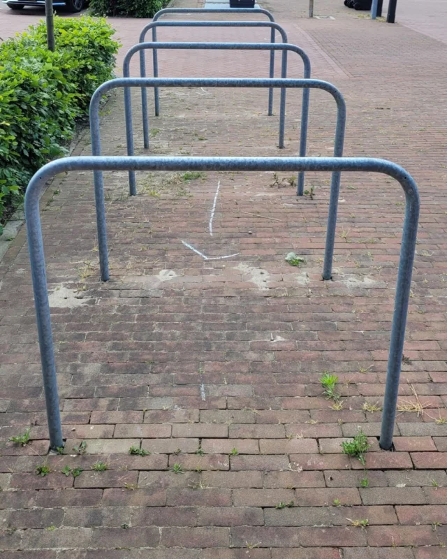 De 21e letter van het alfabet is de 𝗨 en dook ineens overal op tijdens een wandeling door mijn buurt. Soms zie je pas iets als je er écht op let. Zoals de U-vormige hekjes als fietsenstalling, alleen of een paar bij elkaar. En dat groene kastje boven het water? Geen idee wat het is, maar het heeft duidelijk de vorm van een U op zijn kop. Grappig hoe je oog gaat zoeken.

De houten U vond ik eerder al in de prachtige winkel @alfa_papyrus.els.brys in Brugge. Daar vind je handgemaakte boeken, mooi sierpapier en een gigantische collectie bijzondere ansichtkaarten. Een paradijs voor papierliefhebbers!

Met een nieuwsgierige blik zie je meer dan je denkt. Heb jij dat ook weleens?

#typografie
#letterkunst
#alfabetuitdaging
#ABCuitdaging
#lettersspotten
#lettersinhetwild
#ambacht
#handgemaakt
#opmaat
#dozenmaken
#papieratelier
#dozenmakerij
#opmaatgemaakt
#handwerk
#ambachtelijkwerk
#handgemaaktedozen
#workshopdozenmaken
#sierpapier
#boekbinden
#japansboekbinden
#workshopjapansboekbinden
#workshopmetpapier
#workshopboekbinden
#boekbinderij
#inopdrachtgemaakt
#handgemaaktboek
#handgemaakteboeken
#notitieboek