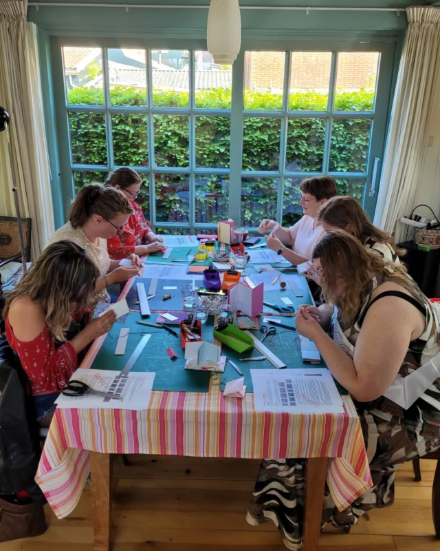Ben je op zoek naar een creatieve en gezellige invulling voor een vrijgezellenfeestje? Kom kennismaken met boekbinden! In twee uur leer je de basis en maak je drie verschillende boekjes — helemaal zelf.
Afgelopen weekend vierde een groep van zes vrouwen een vrijgezellendag. Wat een leuke en enthousiaste middag! Eén van de deelnemers werkt in de bovenbouw van een basisschool en vertelde dat ze zeker met haar leerlingen een van de boekjes gaat maken. Zo leuk om te horen hoe het enthousiasme wordt doorgegeven!

Iedereen leert dezelfde technieken, maar doordat je kunt kiezen uit verschillende materialen en kleuren, is elk eindresultaat uniek. Dat maakt deze workshop extra bijzonder.

Ook zin in een creatieve activiteit met je vriendinnen, zussen of collega’s? Stuur me een berichtje ‒ ik denk graag met je mee.

#kennismakenmetboekbinden 
#vrijgezellenfeest 
#creatiefuitje
#cartonnage
#stapvoorstapuitleg
#boekbindgereedschap
#ambacht
#dozenmaken
#workshopdozenmaken
#boekbinden
#japansboekbinden
#workshopjapansboekbinden
#workshopmetpapier
#boekbinderij
#dozenmakerij
#opmaat
#handwerk
#ambachtelijkwerk
#handgemaaktedozen
#dozenenboeken
#workshopboekbinden
#inopdrachtgemaakt
#notitieboekjes
#handgemaaktedoos
#handgemaaktboek