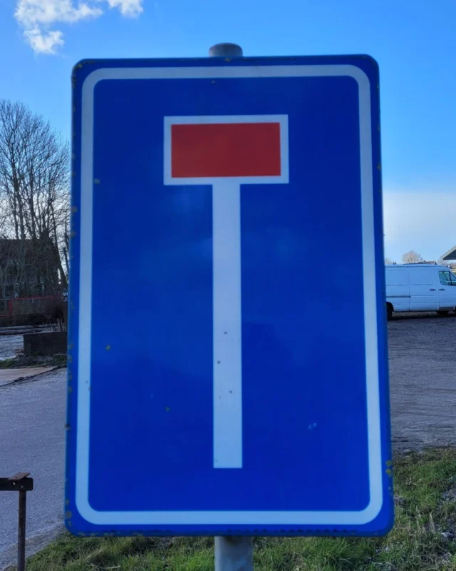 Welke letter van de alfabetuitdaging is nu aan de beurt? Het is de T, die als je goed om je heen kijkt, overal tegenkomt. In verkeersborden, een T-shirt, een boom die met steun tegen een huis staat of zelfs in een straatlantaarn die als een T is gevormd.

Nog zes letters te gaan en dan is de alfabetuitdaging compleet! We zijn er bijna – nog even volhouden dus.

Heb jij leuke ideeën of suggesties voor de volgende letters? Deel ze vooral in de reacties!

#typografie
#letterkunst
#alfabetuitdaging
#ABCuitdaging
#lettersspotten
#lettersinhetwild
#ambacht
#handgemaakt
#opmaat
#dozenmaken
#papieratelier
#dozenmakerij
#opmaatgemaakt
#handwerk
#ambachtelijkwerk
#handgemaaktedozen
#workshopdozenmaken
#sierpapier
#boekbinden
#japansboekbinden
#workshopjapansboekbinden
#workshopmetpapier
#workshopboekbinden
#boekbinderij
#inopdrachtgemaakt
#handgemaaktboek
#handgemaakteboeken
#notitieboek
#papierliefhebbers