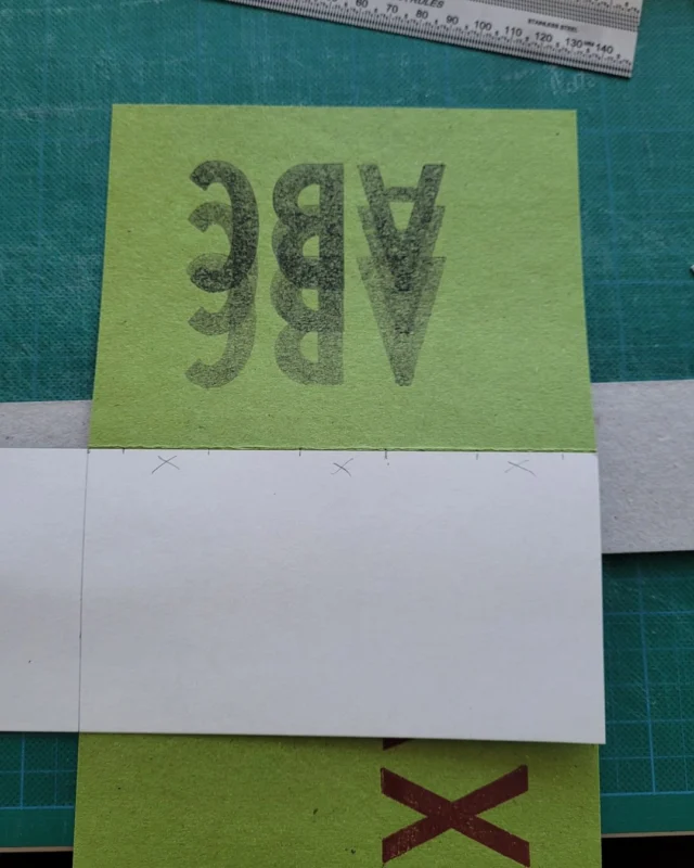 Hoe voorkom je dat je uitschiet met je hobbymes als je een gleufje in de rug van een omslag moet snijden?
Ik prik eerst met een priem een gaatje aan beide uiteinden van de gleuf. Zo weet ik precies waar ik moet beginnen en stoppen. Daarna snijd ik met een superscherp mes het gleufje tussen de gaatjes. Nauwkeurig én veilig!

Gebruik jij ook dit trucje, of heb je een andere methode?

#gleufjessnijden
#boekbindtip
#ambacht
#handgemaakt
#dozenmaken
#papieratelier
#dozenmakerij
#opmaatgemaakt
#handwerk
#ambachtelijkwerk
#handgemaaktedozen
#handgemaaktedoos
#workshopdozenmaken
#sierpapier
#boekbinden
#japansboekbinden
#workshopjapansboekbinden
#workshopmetpapier
#workshopboekbinden
#boekbinderij
#inopdrachtgemaakt
#handgemaaktboek
#handgemaakteboeken
#dozenenboeken
#notitieboek
#papierliefhebbers